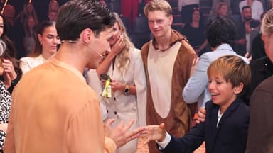 Diego Pooth schlägt mit Bruder Rocco in Hand ein