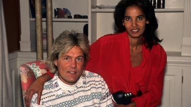 Dieter Bohlen sitzt auf einem Sessel Nadja Abd el Farrag sitzt neben ihm und hat den Arm um seine Schulter gelegt