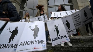 Menschen protestieren vor einem französischen Gericht