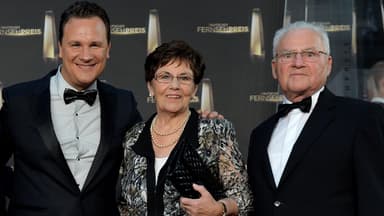 Guido Maria Kretschmer mit Mutter und Vater auf rotem Teppich
