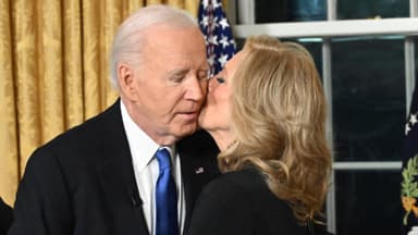 Jill gibt Joe Biden Kuss auf die Wange