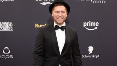 Johannes Oerding mit Hut beim Bambi 2024
