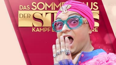 Julian F. M. Stoeckel guckt überrascht mit Hand vor dem Mund vor dem Logo von "Das Sommerhaus der Stars"