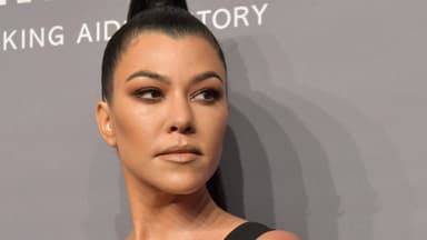 Kourtney Kardashian schaut zur Seite