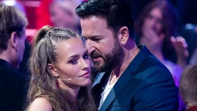 Michael Wendler flüstert Laura Müller etwas ins Ohr, während die zur Seite schaut