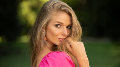 Lola Weippert schaut verspielt über die Schulter