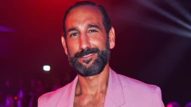 Massimo Sinató mit offenem Hemd 
