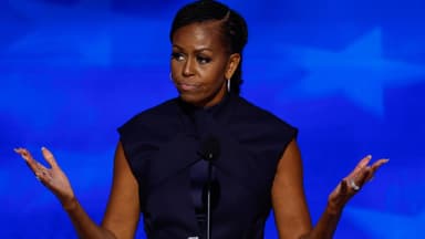Michelle Obama vor blauem HIntergrund