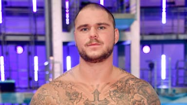 Nico Legat steht in einer Schwimmhalle