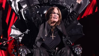 Ozzy Osbourne auf Thron