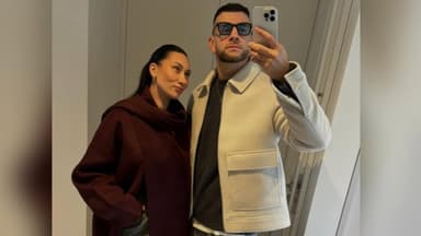 Samira und Serkan machen Selfie vor Spiegel