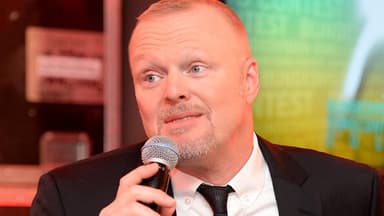 Stefan Raab enttäuscht mit Mikro in der Hand