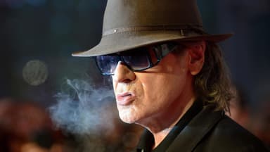 Udo Lindenberg pustet Rauch aus