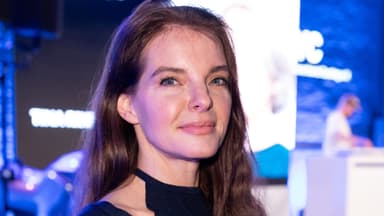 Yvonne Catterfeld guckt ernst