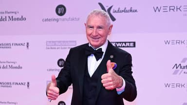 Frédéric Prinz von Anhalt zeigt Daumen nach oben