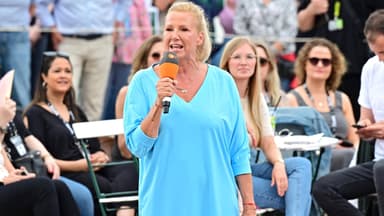 Andrea Kiewel im blauen Kleid beim ZDF-Fernsehgarten