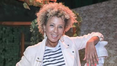 Arabella Kiesbauer posiert lässig