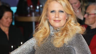 Barbara Schöneberger im silbernen Kleid