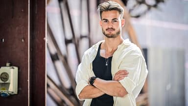 Can Kaplan posiert mit verschränkten Armen