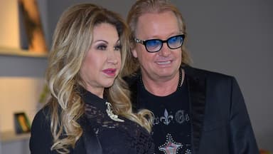 Carmen und Robert Geiss posieren für Fotografen und gucken ernst