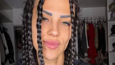Elena Miras mit mehreren geflochtenen Zöpfen