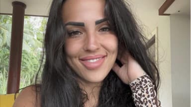 Elena Miras macht ein Selfie und lacht