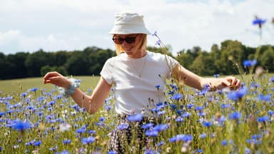 Frau im sommerlichen Blumenfeld