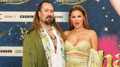 Kim Virginia Hartung mit Leon vor TV-Wand