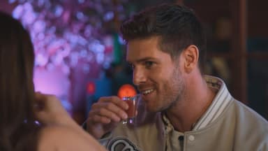 Bachelors Martin Braun mit Drink