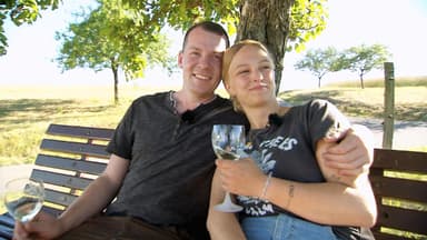 "Bauer sucht Frau": Anna und Max kuscheln auf der Bank