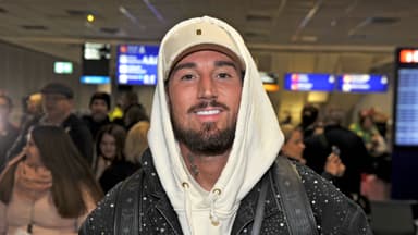 Mike Heiter mit Kapuze auf grinst