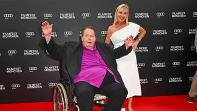 Ottfried Fischer im Rollstuhl mit Ehefrau Simone