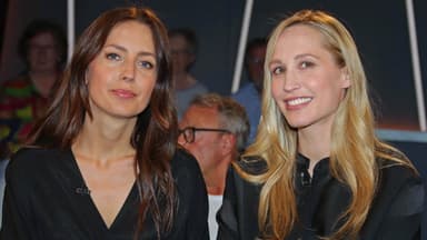 Paulina Krasa und Laura Wohlers, Publikum im Hintergrund