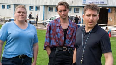 Die "Polizeiruf 110"-Ermittler Alexandra Luschek (Gisa Flake) und Vincent Ross (André Kaczmarczyk, M.) treffen in "Spiel gegen den Ball" auf Fußballtrainer Hannes (Hanno Koffler).