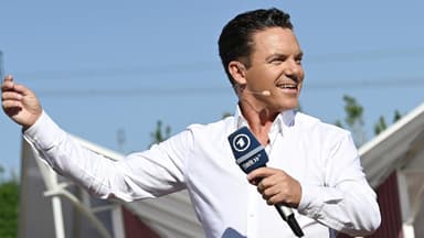 Stefan Mross mit Mikro in der Hand bei "Immer wieder sonntags"