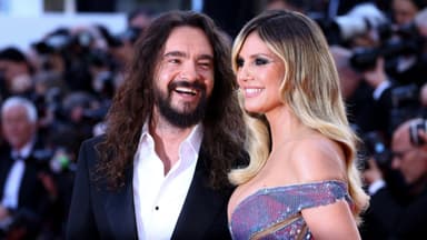 Tom Kaulitz lacht Heidi Klum an, Fotografen im Hintergrund