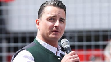 Andreas Gabalier guckt skeptisch auf der Bühne.