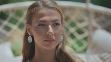 "Die Bachelors" Folge 7: Leonie schaut traurig 