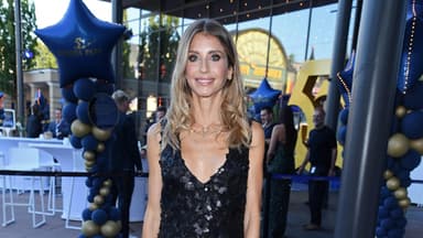 Cathy Hummels posiert auf blauem Teppich, Ballons & Menschen im Hintergrund