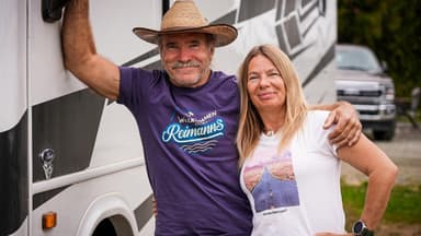 Konny und Manu Reimann stehen vor einem Wohnwagen
