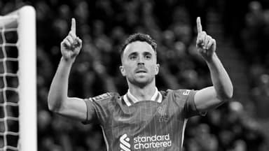 Diogo Jota zeigt mit den Finger nach oben bei einem Spiel