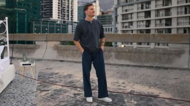 Felix Stein vor Sky Line an Hochhäusern
