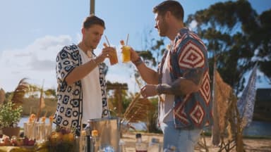 Felix Stein und Martin Braun stoßen bei "Die Bachelors" an