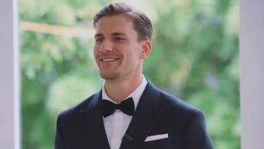 Felix Stein im Anzug bei Bachelors