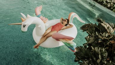 Frau im Pool