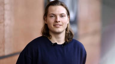 Gabriel Kelly guckt in die Kamera