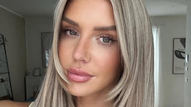 Gerda Lewis mit blonden Haaren Selfie