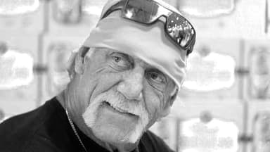 Hulk Hogan lächelt schwarz weiß