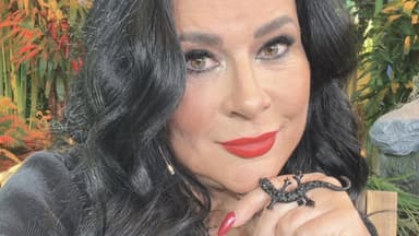 Iris Klein macht ein Selfie und lächelt leicht
