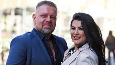 Iris Klein und Stefan Braun posieren Arm in Arm und lächeln
